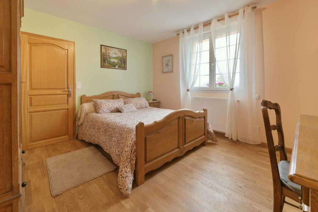 Chambre avec lit double en bois