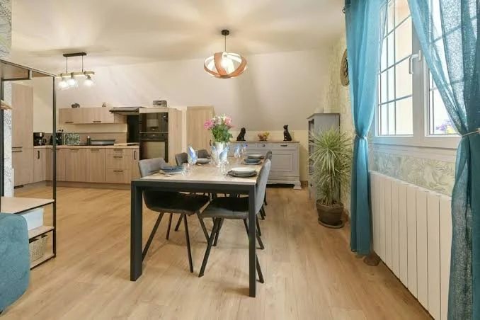 Cuisine ouverte équipée et espace repas