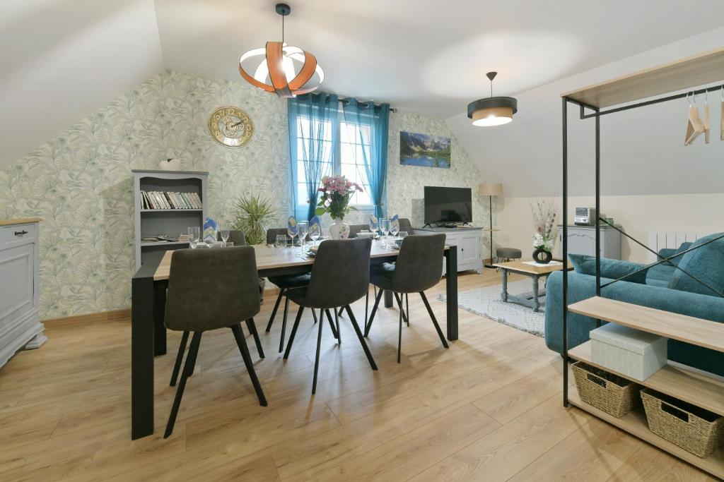 Salon-salle à manger avec canapé bleu